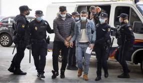 “تهم ثقيلة” تلاحق مغاربة بعد فرارهم من طائرة في برشلونة