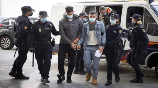 “تهم ثقيلة” تلاحق مغاربة بعد فرارهم من طائرة في برشلونة