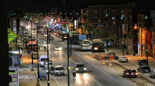 بعد انتشار بائعي المؤكولات الغير مرخصة سيارات تقف فوق الملك العمومي بازرو والسلطات الأمنية في خبر كان