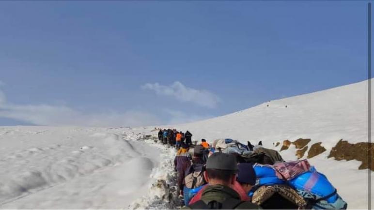 السلطات تنقذ الرحل العالقين وسط الثلوج بجبال تنغير