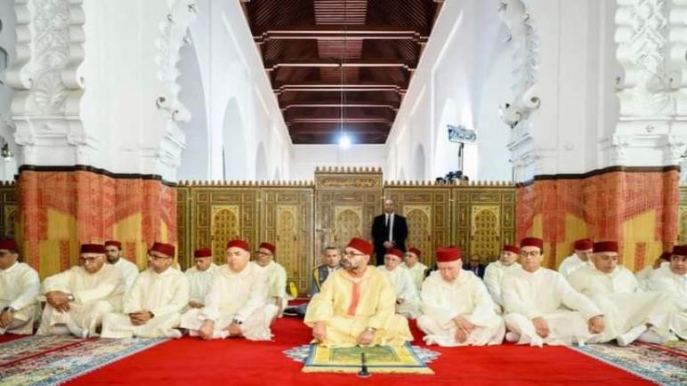 الملك يؤدي صلاة الجمعة بالمسجد المحمدي