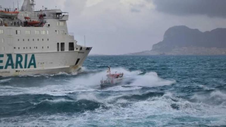 البواخر الرابطة بين ميناء طنجة وطريفة تلغي رحلاتها بسبب الرياح القوية