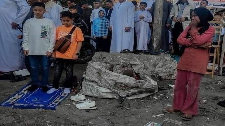 فرحة الحزينة.. المصريون يجبرون بخاطر طفلة أبكت الملايين بعدما ظهرت بملابس قديمة في العيد