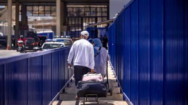 سلطات سبتة تلغي ختم جوازات العمال المغاربة العابرين حدود المدينة المحتلة
