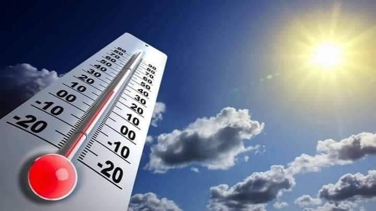 طقس الجمعة… أجواء حارة مع كتل ضباب ورياح قوية بعدد من المناطق