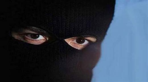 شخص مقنع بقناع أسود على طريقة النينجا يزرع الرعب في سكان منطقة الركادة بتزنيت