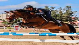 خيالة الأمن الوطني يتألقون في مسابقات القفز على الحواجز