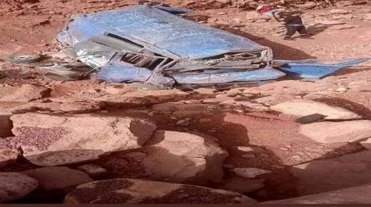 مصرع 24 شخصا إثر انقلاب سيارة نقل جماعي من منحدر جبلي بدمنات