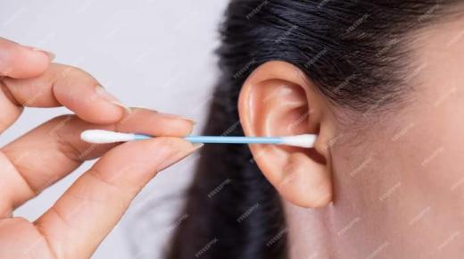 تحذير من تنظيف الأذن بأعواد القطن