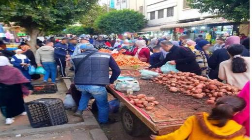 باعة متجولون يحتلون أزقة ويزحفون على أهم شوارع حي أزرو بأيت ملول