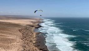 فقدان سائح أجنبي كان يمارس رياضة الطيران الحر “parapente” بعد سقوطه في عرض الشاطئ بأكلو ضواحي تزنيت