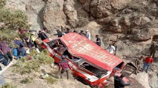 مصرع 9 أشخاص وإصابة 8 آخرين في حادثة سير بأزيلال