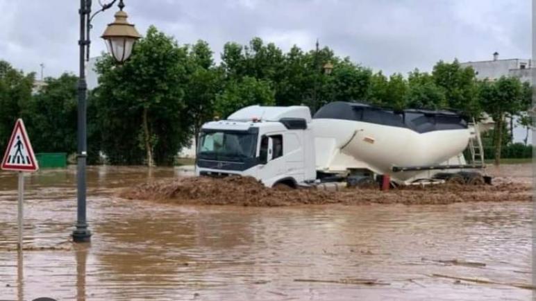 السلطات تغلق الطريق الرابط بين تطوان والمضيق بسبب الفيضانات