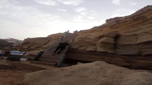 شاطئ إمسوان ضواحي أكادير بين جمالية المكان وخطورة تساقط الحجارة من الجبل