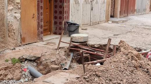 بئر مفتوح وسط الطريق بحي الفتح ايت ملول ينذر بوقوع كارثة