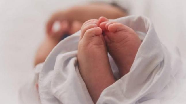 التحقيق في وفاة رضيعين بحضانة منزلية