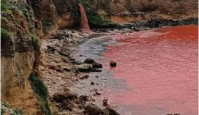 تسرب مادة ملوثة من أحد المصانع يحول مياه بحر العرائش إلى لون أحمر والسلطات تسير نحو المجهول