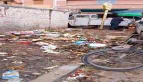 أيت ملول تغرق في النفايات وفوضى الباعة المتجولين قرب المسجد والمدرسة الابتدائية