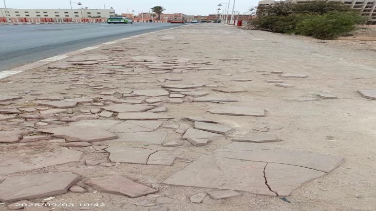 رصيف العار.. إهانة يومية للمواطن في الطريق الرابطة بين إنزكان وآيت ملول