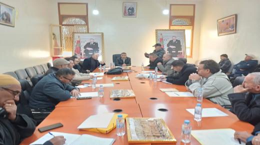 مُؤسسة “زمور زيان للتضامن” تتجند وتعبئ الموارد لإصلاح الطرق الجماعية بإقليم الخميسات