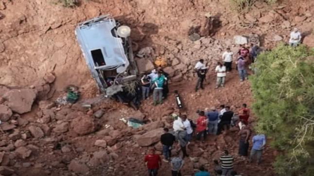 انقلاب سيارة نفعية نواحي دمنات يخلف 3 وفيات و 17 مصابا