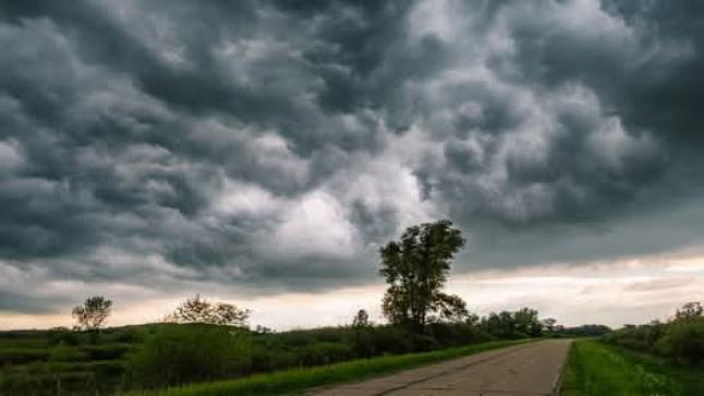 زخات رعدية قوية وأمطار غزيرة تضرب عدة مناطق بالمملكة