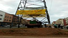 بعمالة مقاطعات البرنوصي بالدار البيضاء سلطات سيدي مومن تنزع اللوحات الاشهارية من الأعمدة الكهربائية .