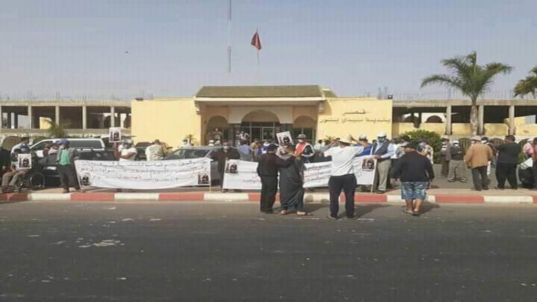 فراشة يصرخون في وقفة إحتجاجية أمام القصر البلدي بسيدي بنور إقليم الجديدة