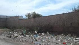 حائط عشوائي يهدد سلامة وصحة المواطنين وعامل إقليم إنزكان عاجز عن إتخاد القرار