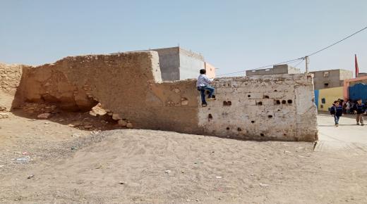 حائط عشوائي يهدد سلامة وصحة المواطنين بتدوارت ضواحي الدراركة والسلطات المحلية عاجزة عن إتخاد القرار