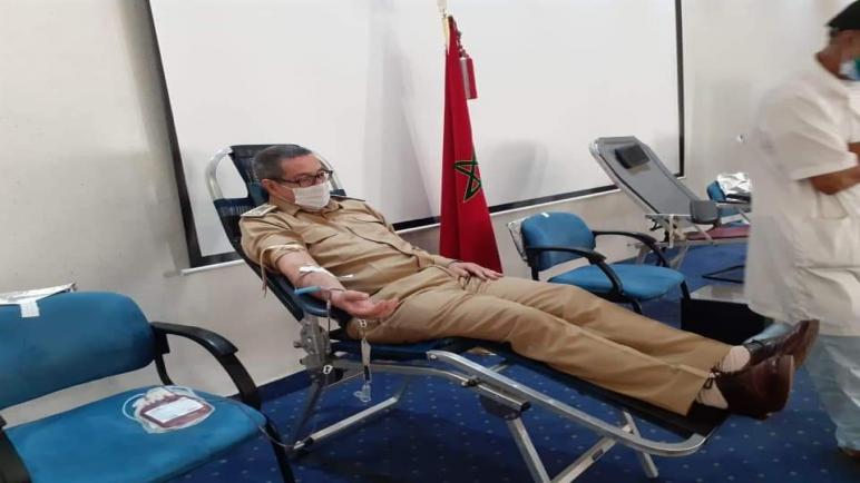 والي جهة سوس ماسة يشارك في حملة التبرع بالدم