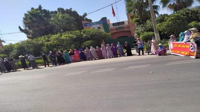 عمال الضيعات الفلاحية بأيت عميرة بإقليم أشتوكة تواصل إحتجاجاتها أمام باشوية المدينة