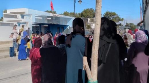إحتجاجات أمام مؤسسة تعليمية بعد إتهام عامل بها بإغتصاب تلميذ بطنجة
