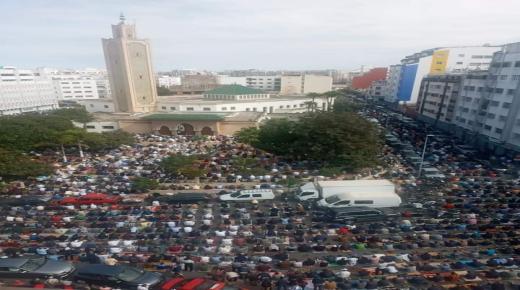 حشود من المصلين وتجاوزات في بعض مساجد البيضاء