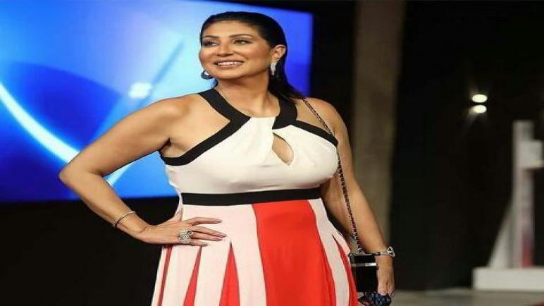 الممثلة المصرية وفاء عامر بفستان طويل في يوم سادس بمهرجان الجونة