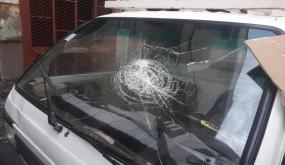 مجهول يهشّم زجاج عدد من السيارات بزنقة 408 حي اموكاي الدشيرة الجهادية.