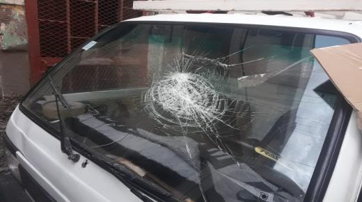 مجهول يهشّم زجاج عدد من السيارات بزنقة 408 حي اموكاي الدشيرة الجهادية.