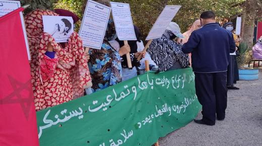 ساكنة اكنبيش بالجماعة الترابية الدراركة باقليم اكادير ادوتنان تنظم وقفة احتجاجية أمام مقر الجماعة بسبب التلوث البيئي الناتج عن مستودع لصناعة الفيول.