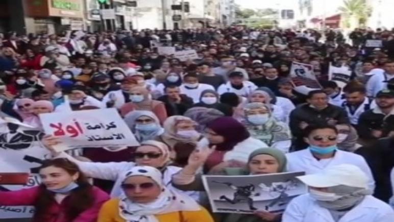 طنجة.. الأساتذة المتعاقدون يحتجون تضامنا مع زملائهم الذي تعرضوا للتعنيف