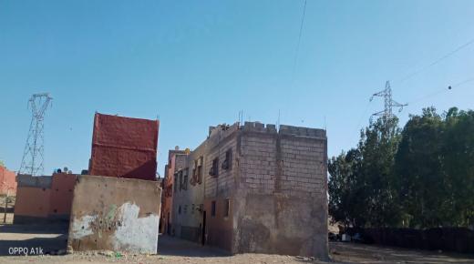 الأسلاك الكهربائية ذات الجهد العالي تهدد المئات من المواطنين بحي الشيشان ازرو بايت ملول أمام صمت المكتب الوطني للكهرباء باقليم انزكان