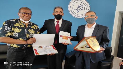 تكريم الأستاذين “محمد المازوني” و “عبد الكريم مدون” من طرف جمعية مدرسي التاريخ والجغرافيا بالعيون بتعاون مع مختبر الجنوب المغربي وافريقيا