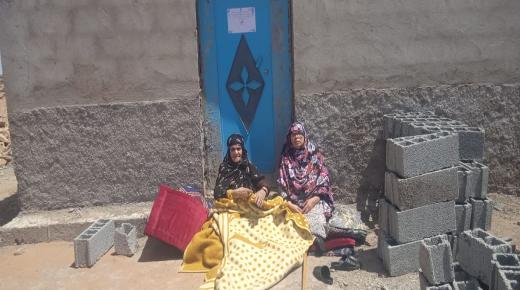 احتجاج سيدة ثمانينية بعد امتناع جماعة تلمزون منحها رخصة البناء وتنفيذ قائد الجماعة قرار تشميع واغلاق منزلها.