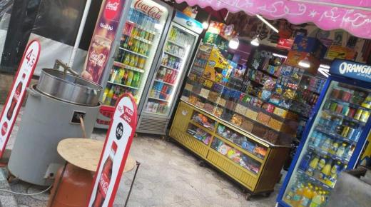 الديون تثقل كاهل أصحاب المحلات التجارية لبيع الفواكه الجافة .