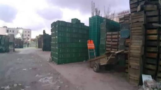 تجار سوق الجملة ليلا يتفاجؤون بإندار استخلاص رسوم الصناديق الفارغة