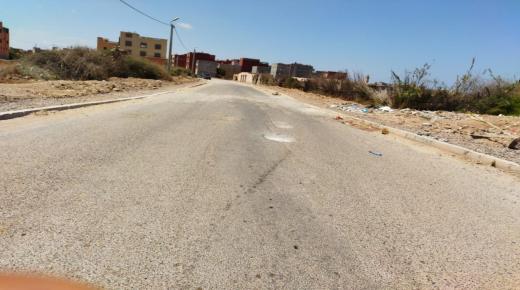 فعاليات مدنية بحي المزار أيت ملول تراسل الجهات المعية عن سبب توقف أشغال الطرق