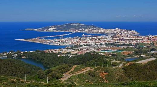 مغاربة مقيمون في مدينة سبتة يطلبون من الملك محمد السادس بفتح الحدود