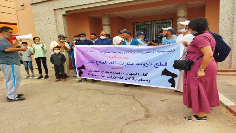 ساكنة بعض أحياء القليعة بإنزكان ايت ملول يحتجون أمام الباشوية لحرمانهم لشهور من الماء الصالح للشرب