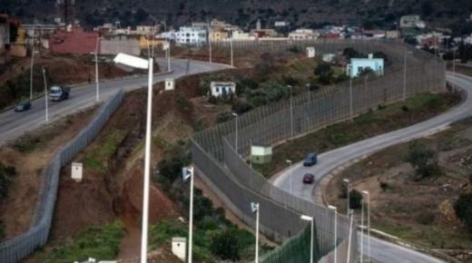 القوات المساعدة توقف أكتر من 100 مهاجر إفريقي يقتحمون السياج الشائك لمدينة مليلية