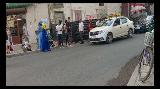 عندما يموت الظمير لدى اغلب سائقي سيارة الأجرة .. هنا الخميسات ماذا لو كانت هذه السيدة جدتك أيها السائق .. وانت تحمل رخصة الثقة