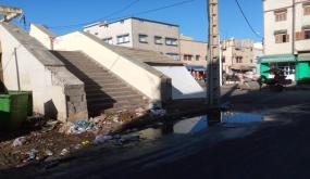 سوق نمودجي النهضة بالزمامرة تحيط به الأزبال والنفايات من كل مكان والمجلس الجماعي في دار غفلون